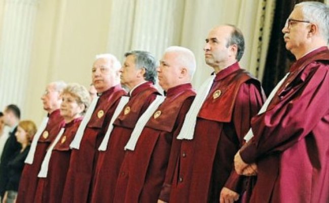 Legea referendumului, amânată pentru 14 noiembrie la CC. Ce judecători au lipsit de la şedinţă